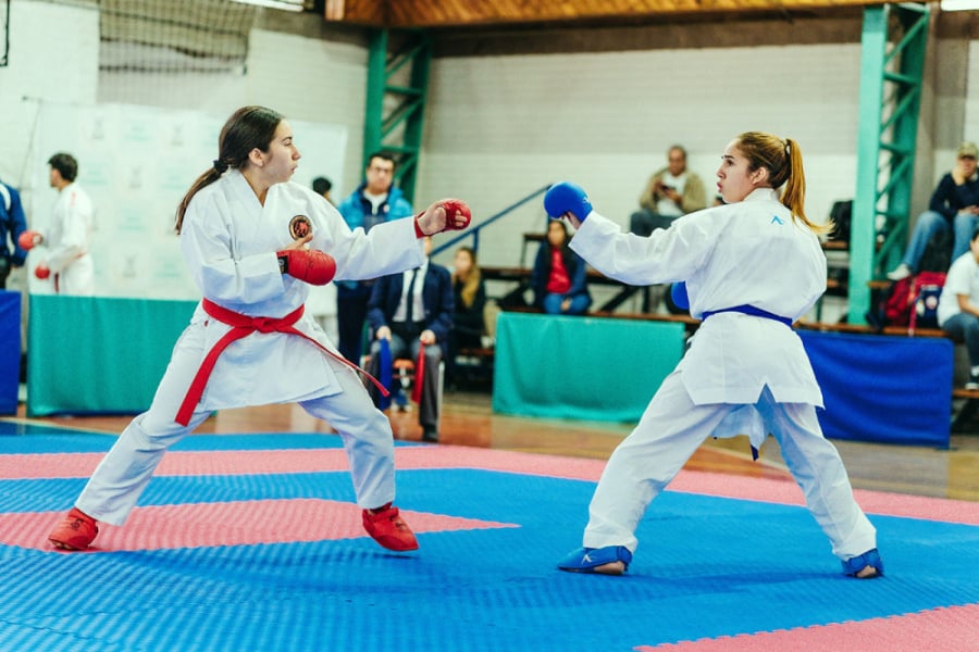 En la imagen aparecen dos karatecas en el tatami del torneo realizado en la Usach