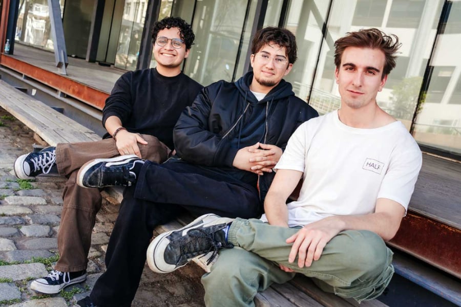 En la fotografía aparecen tres integrantes de la organización estudiantil Usach