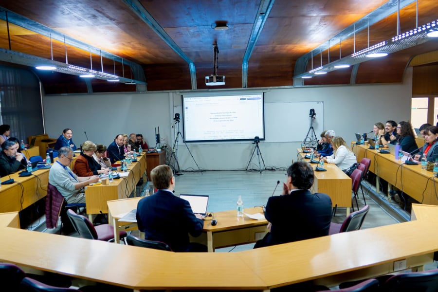 En la imagen aparecen los consejeros y consejeras de la universidad debatiendo los diversos temas de interés para nuestra comunidad