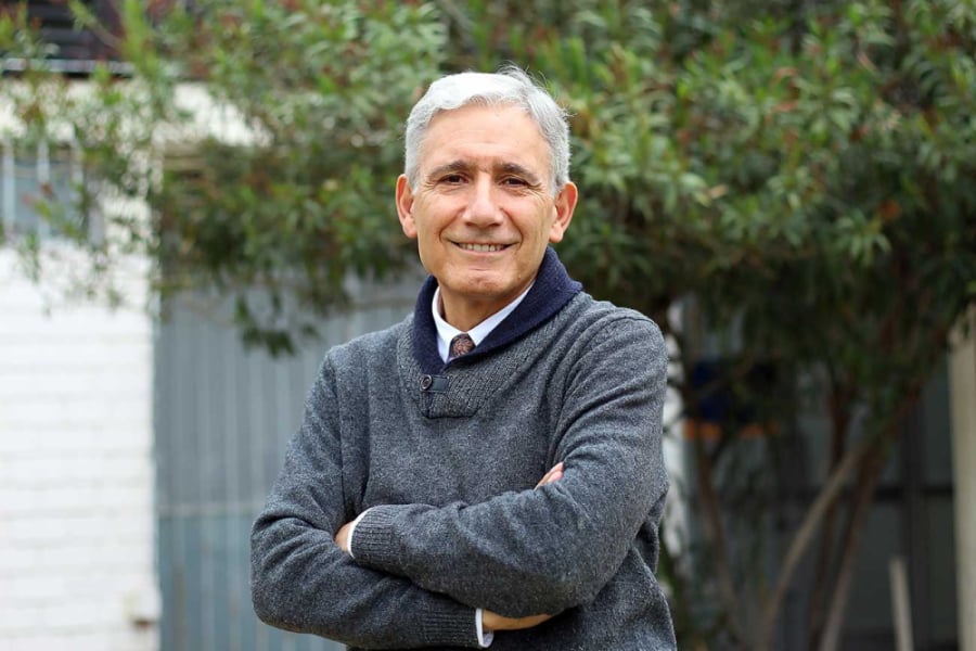 En la imagen aparece Dr. Mauricio Olavarría Gambi, académico del Departamento de Estudios Políticos de la Universidad de Santiago de Chile