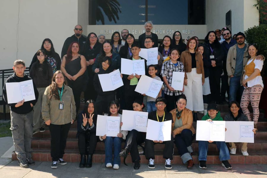 En la imagen aparecen estudiantes que fueron parte del curso, profesores  y profesionales de la Escuela de Periodismo