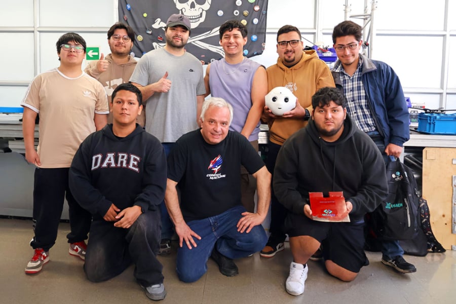 En la imagen aparece el equipo que prepara el Robot que nuestra universidad presentará en este gran evento