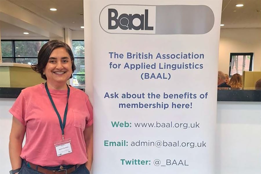 En la fotografía aparece la Dra. Gloria Romero, académica del Departamento de Lingüística y Literatura FAHU, participó en la Conferencia de la British Association for Applied Linguistics (BAAL) 2026