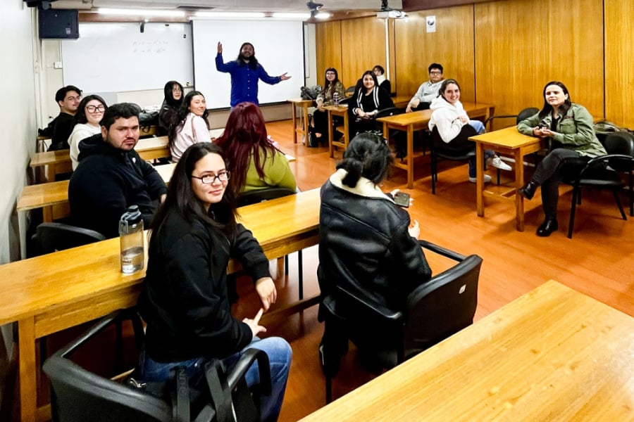 En la imagen aparecen estudiantes de Ciencia siendo parte de la actividad