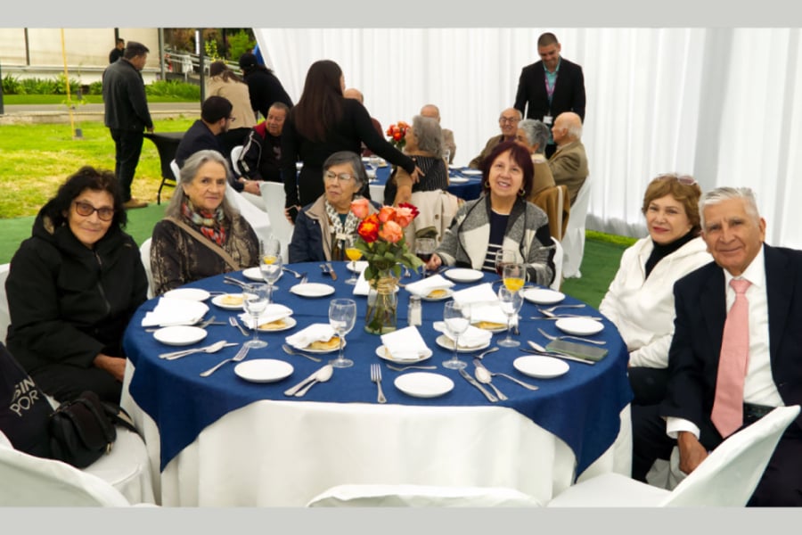 En la fotografía aparecen pensionados y ex trabajadores de la Usach