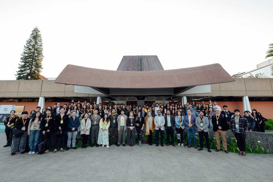 Aparecen en la imagen estudiantes y académicos del proyecto en el frontis del planetario usach 