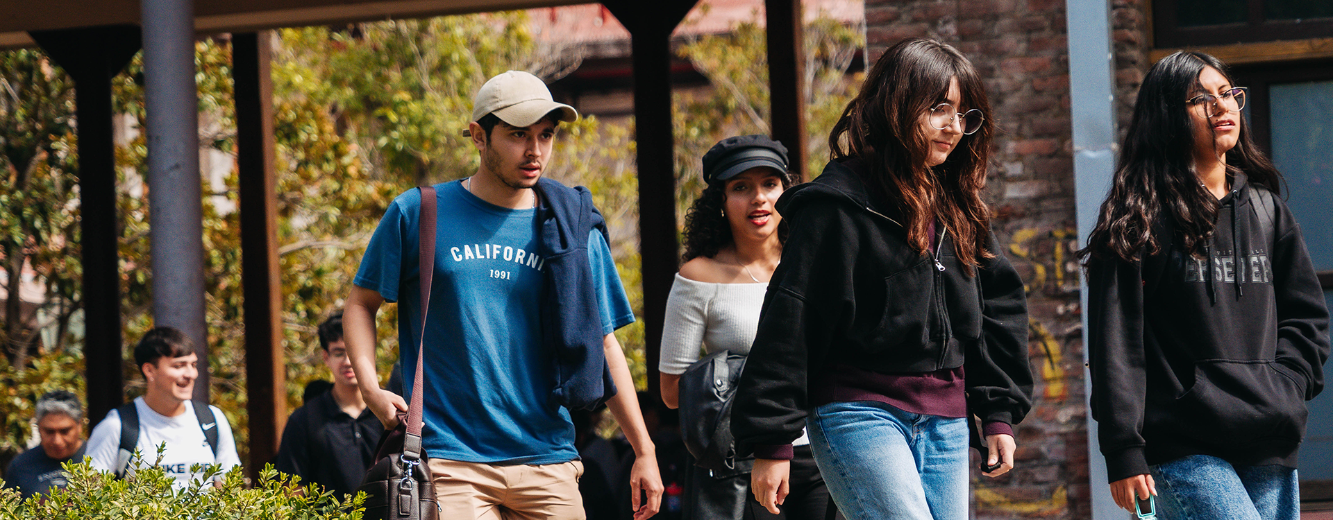 Estudiantes caminando por el pasillo central.