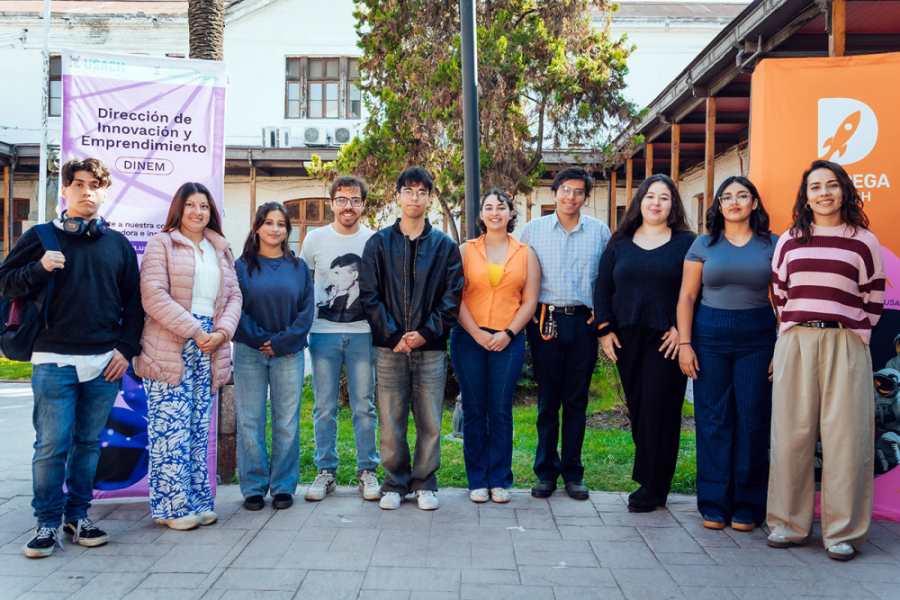 La imagen muestra a representantes de los equipos ganadores de pie en uno de los patios de la EAO